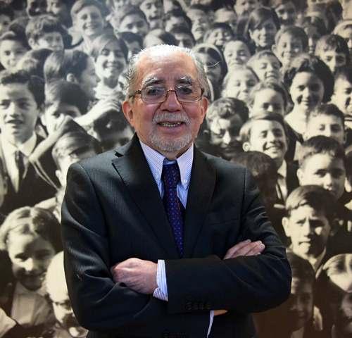 imagen <br />
<br />
El profesor Iván Núñez, después de recibir el Premio Nacional de Educación 2015.